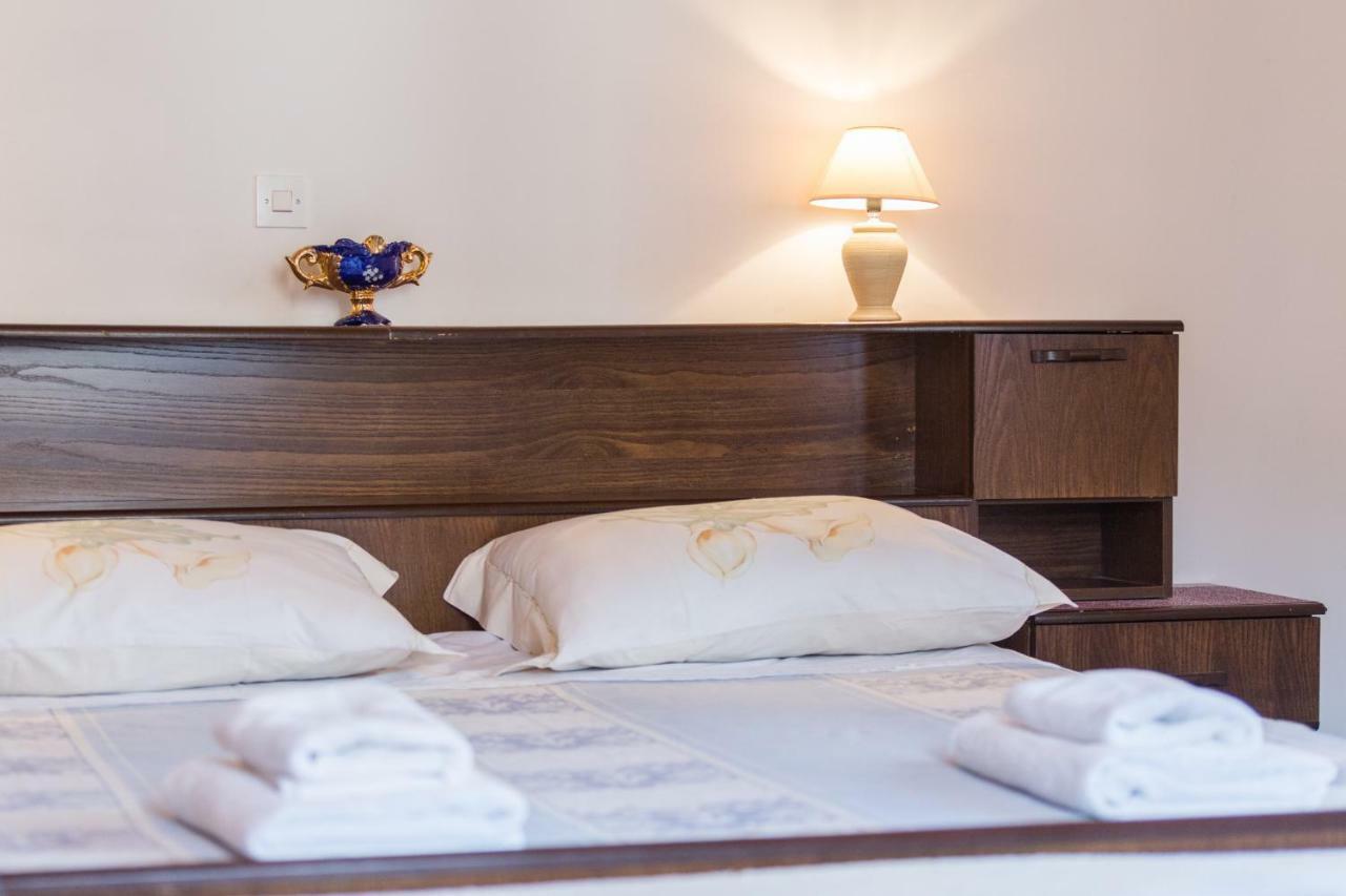 Guest House Robert I Mirna Bale Esterno foto